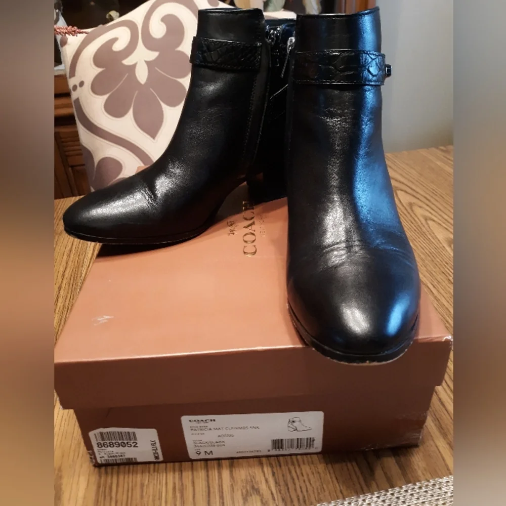 EUC Coach Patricia Leather Blk Booties 9M - Picture 1 of 16